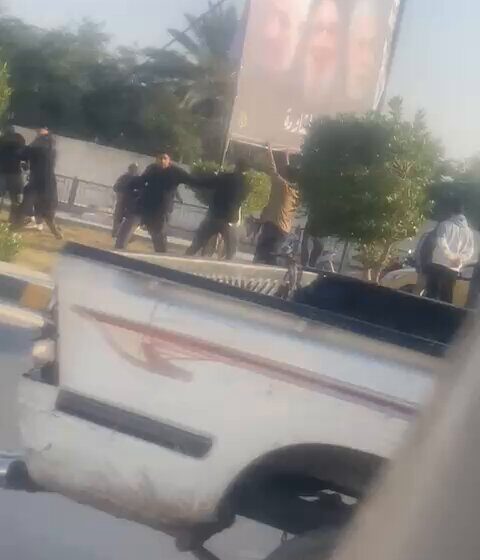 أنصار الصدر يزيلون جدارية لقادة فصائل في بغداد